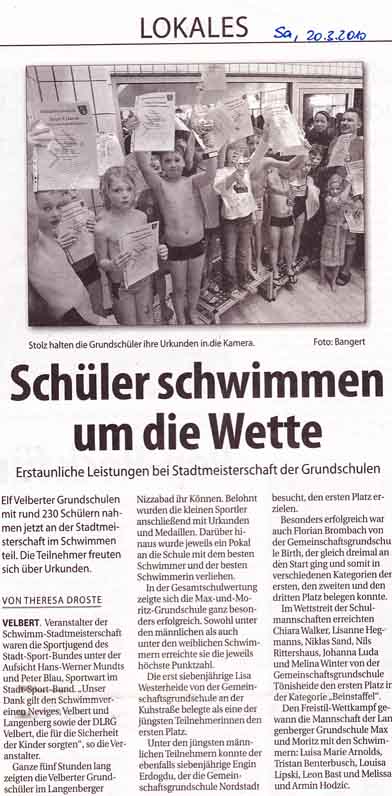Sch&uuml;ler schwimmen um die Wette