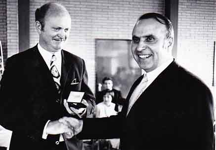 Schl&uuml;ssel&uuml;bergabe